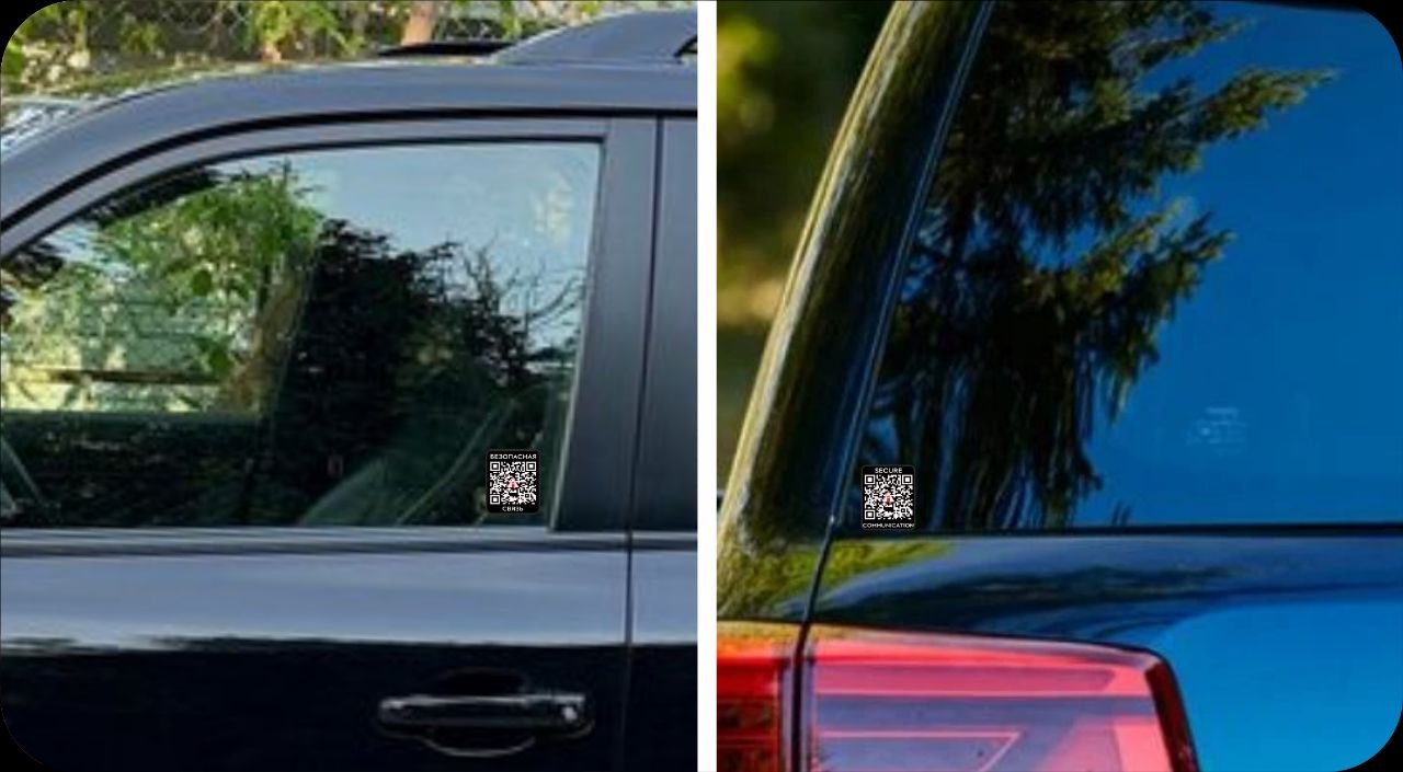 Русская и международная наклейки АвтоИнфо QR на автомобилях